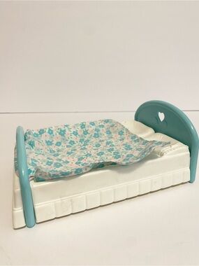 VTG 1993 Fisher Price Loving Family Furniture Bedroom Bed Duvet Floral Blue